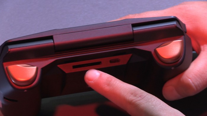 Schultertasten und Anschlüsse am Handheld. (Bild: Klaus Bardenhagen)